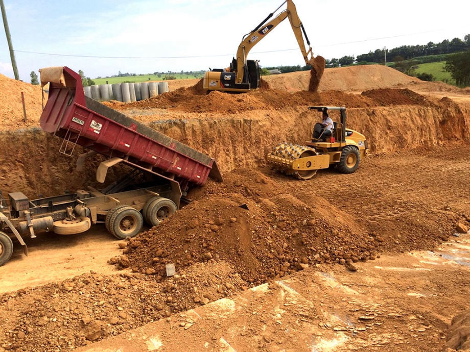 terraplanagem serviço na empresa demolidora abelhao formigao em ribeirao preto