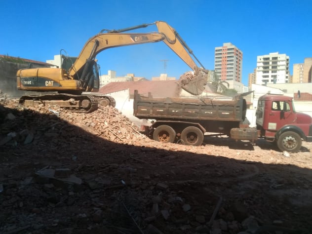 terraplanagem serviço na empresa demolidora abelhao formigao em ribeirao preto