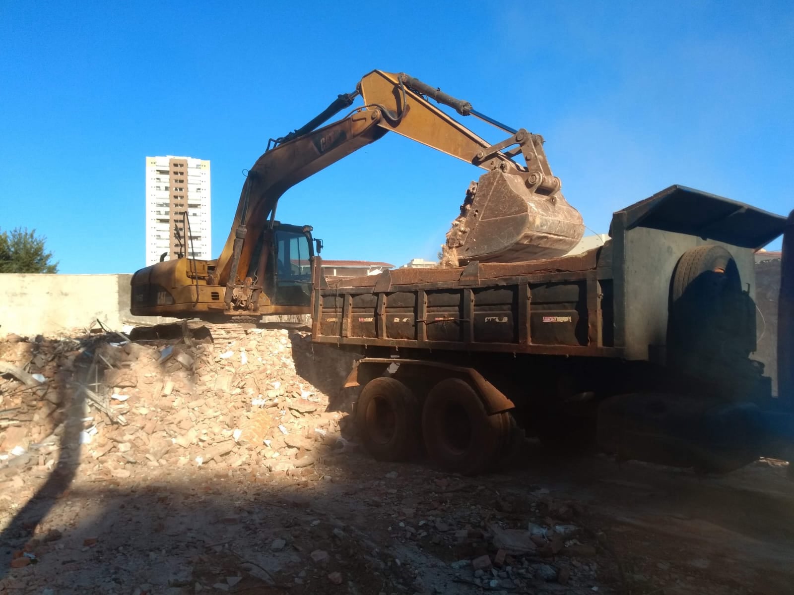 terraplanagem serviço na empresa demolidora abelhao formigao em ribeirao preto