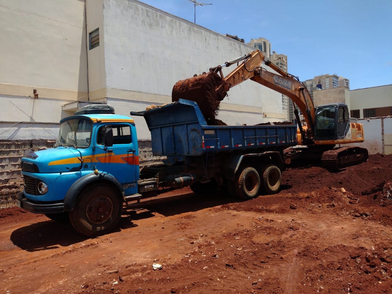 terraplanagem serviço na empresa demolidora abelhao formigao em ribeirao preto