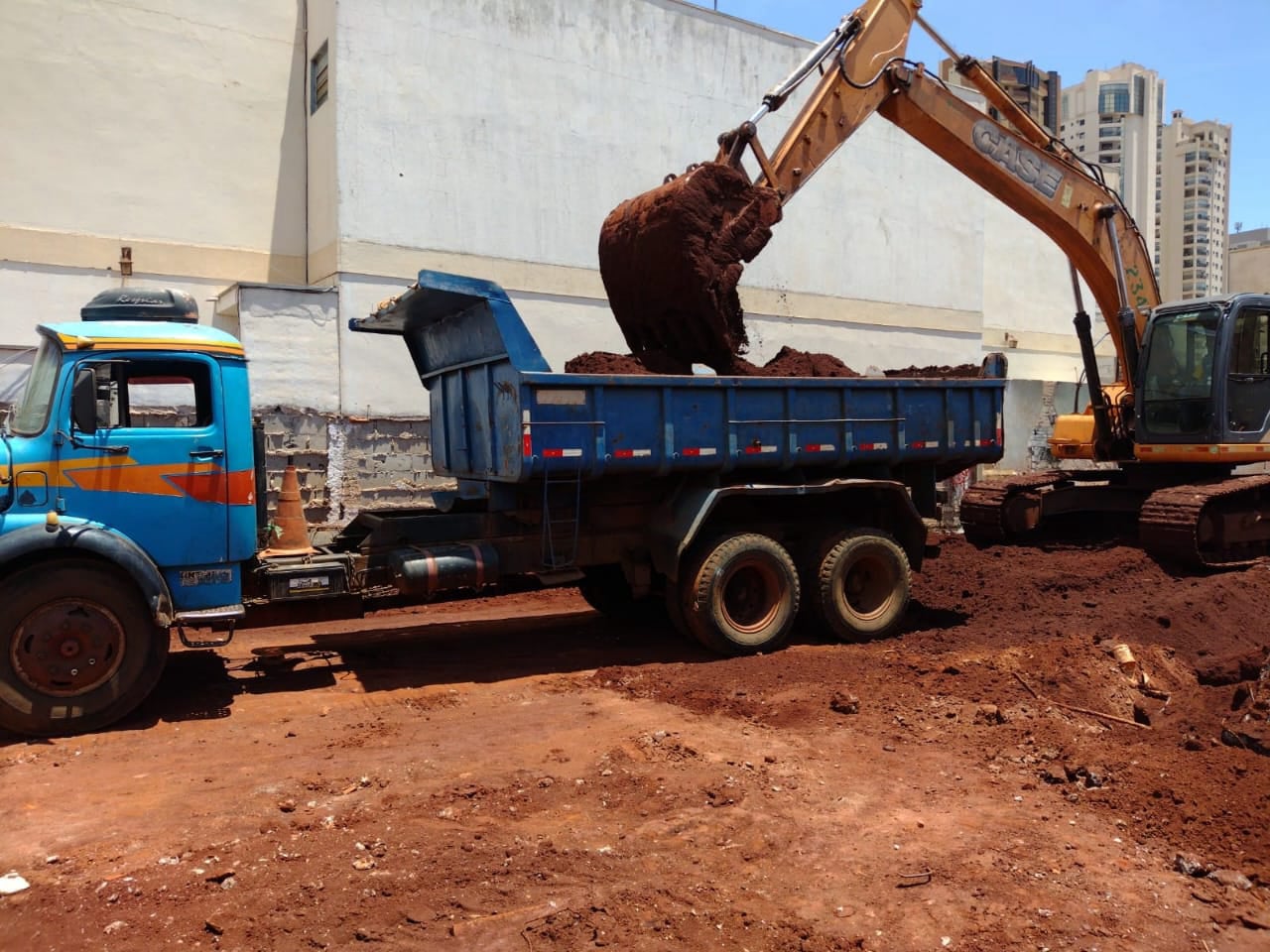 terraplanagem serviço na empresa demolidora abelhao formigao em ribeirao preto